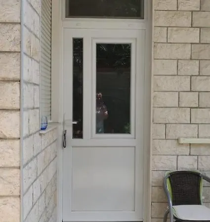 - Near And Town Center, Ground Floor With Small Garden Apartment Omis
