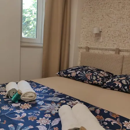 - Near And Town Center, Ground Floor With Small Garden Daire
