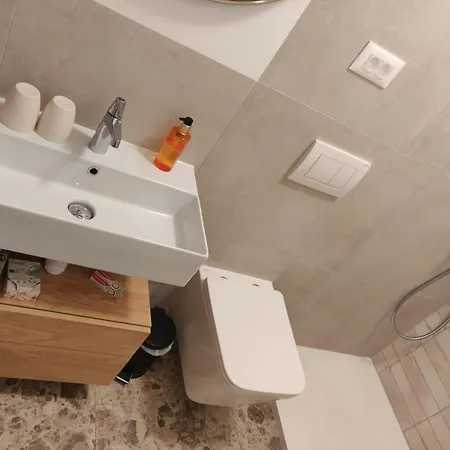 Lägenhet - Near And Town Center, Ground Floor With Small Garden *