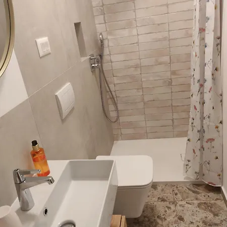- Near And Town Center, Ground Floor With Small Garden *