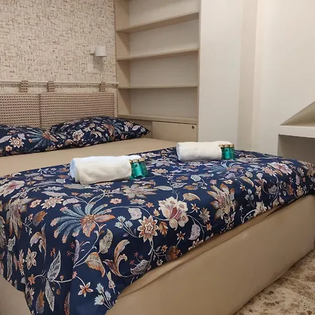 - Near And Town Center, Ground Floor With Small Garden Lägenhet Omiš