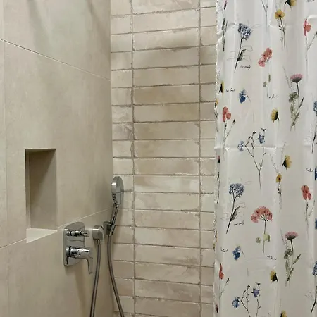 - Near And Town Center, Ground Floor With Small Garden Omiš