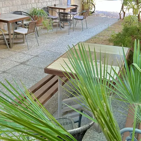 - Near And Town Center, Ground Floor With Small Garden Apartment Omis