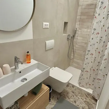 - Near And Town Center, Ground Floor With Small Garden Daire