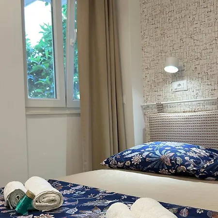 - Near And Town Center, Ground Floor With Small Garden Apartment *