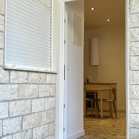 - Near And Town Center, Ground Floor With Small Garden Apartment Omis