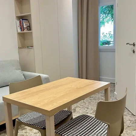 - Near And Town Center, Ground Floor With Small Garden Lägenhet