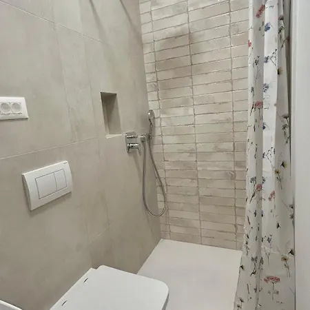 - Near And Town Center, Ground Floor With Small Garden Lägenhet *