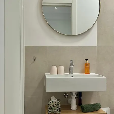 - Near And Town Center, Ground Floor With Small Garden Apartment Omis