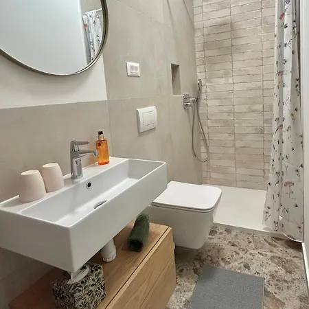 - Near And Town Center, Ground Floor With Small Garden Omiš